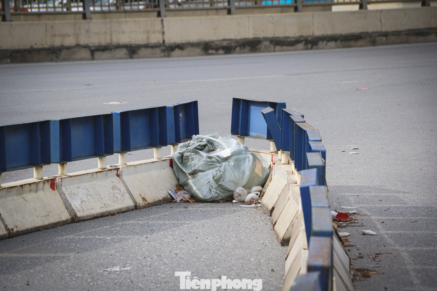 Rác thải trong khu vực dải phân cách mềm tại ngã tư Khuất Duy Tiến - Nguyễn Trãi - Nguyễn Xiển.