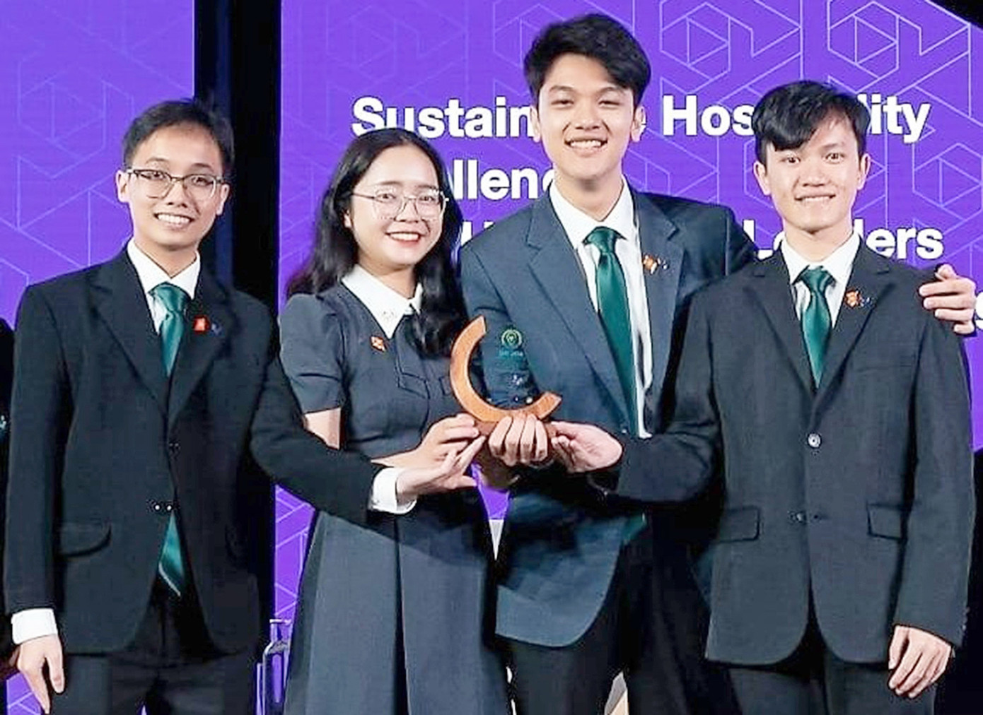 Đại diện Việt Nam nhận giải thưởng tại cuộc thi về bảo vệ môi trường quy mô toàn cầu – Ảnh: FHS WORLD