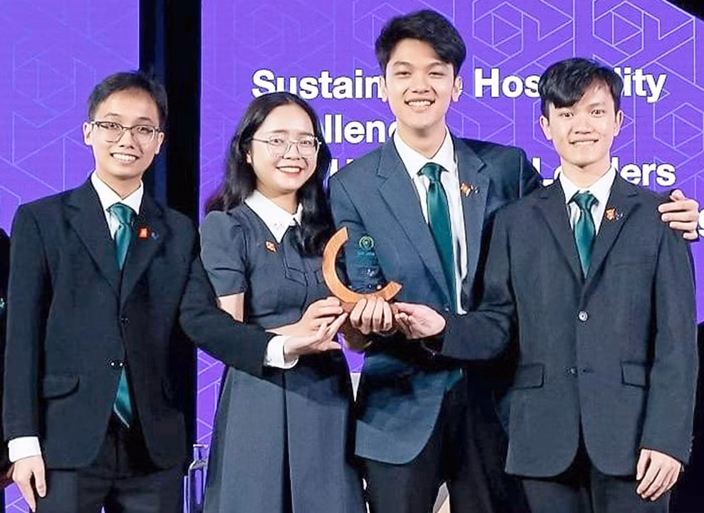 Đại diện Việt Nam nhận giải thưởng tại cuộc thi về bảo vệ môi trường quy mô toàn cầu – Ảnh: FHS WORLD