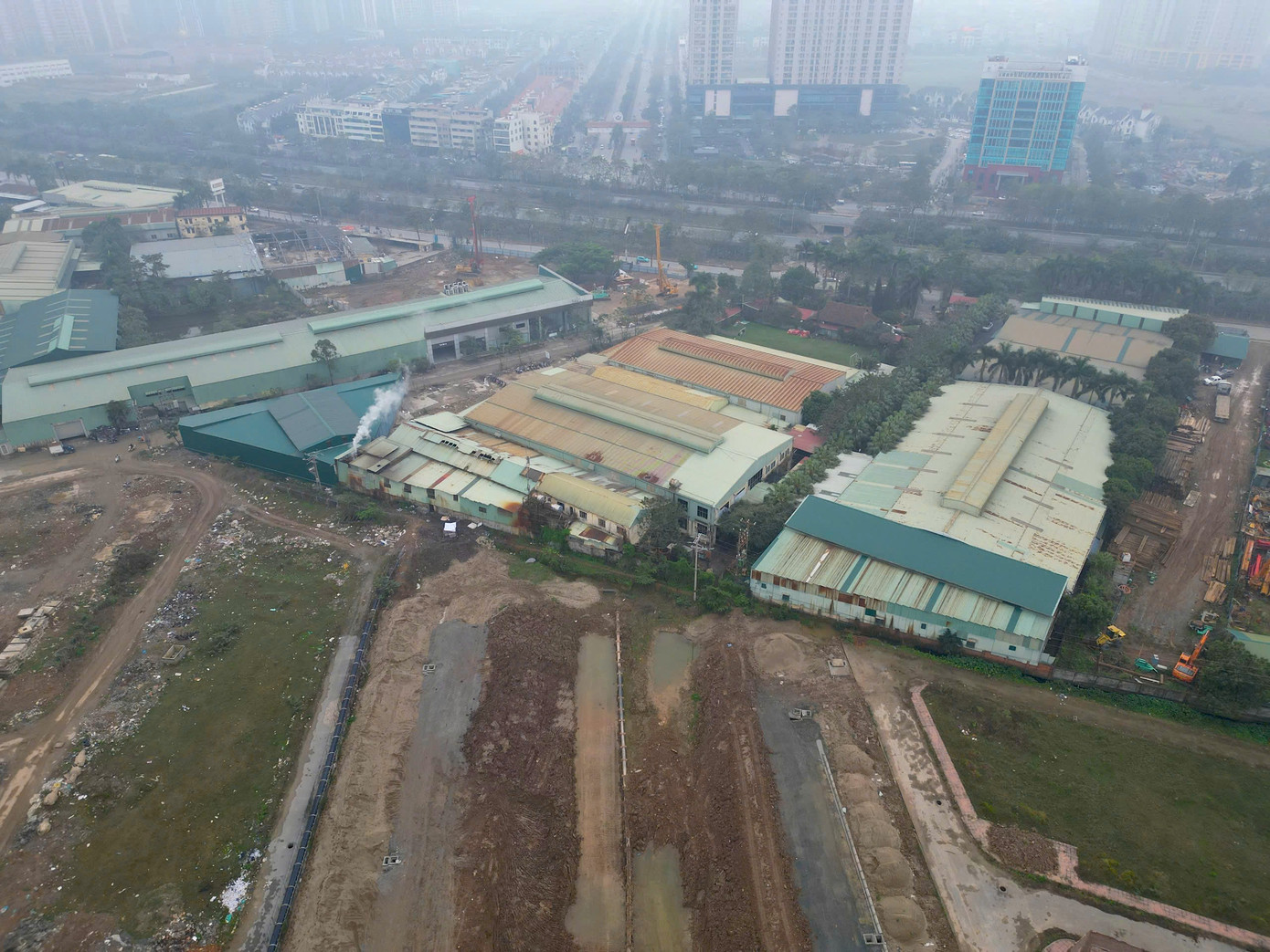 Nhà xưởng đang hoạt động trong khu vực sắp xây dựng nút giao đường Vành đai 3,5 - Đại lộ Thăng Long.