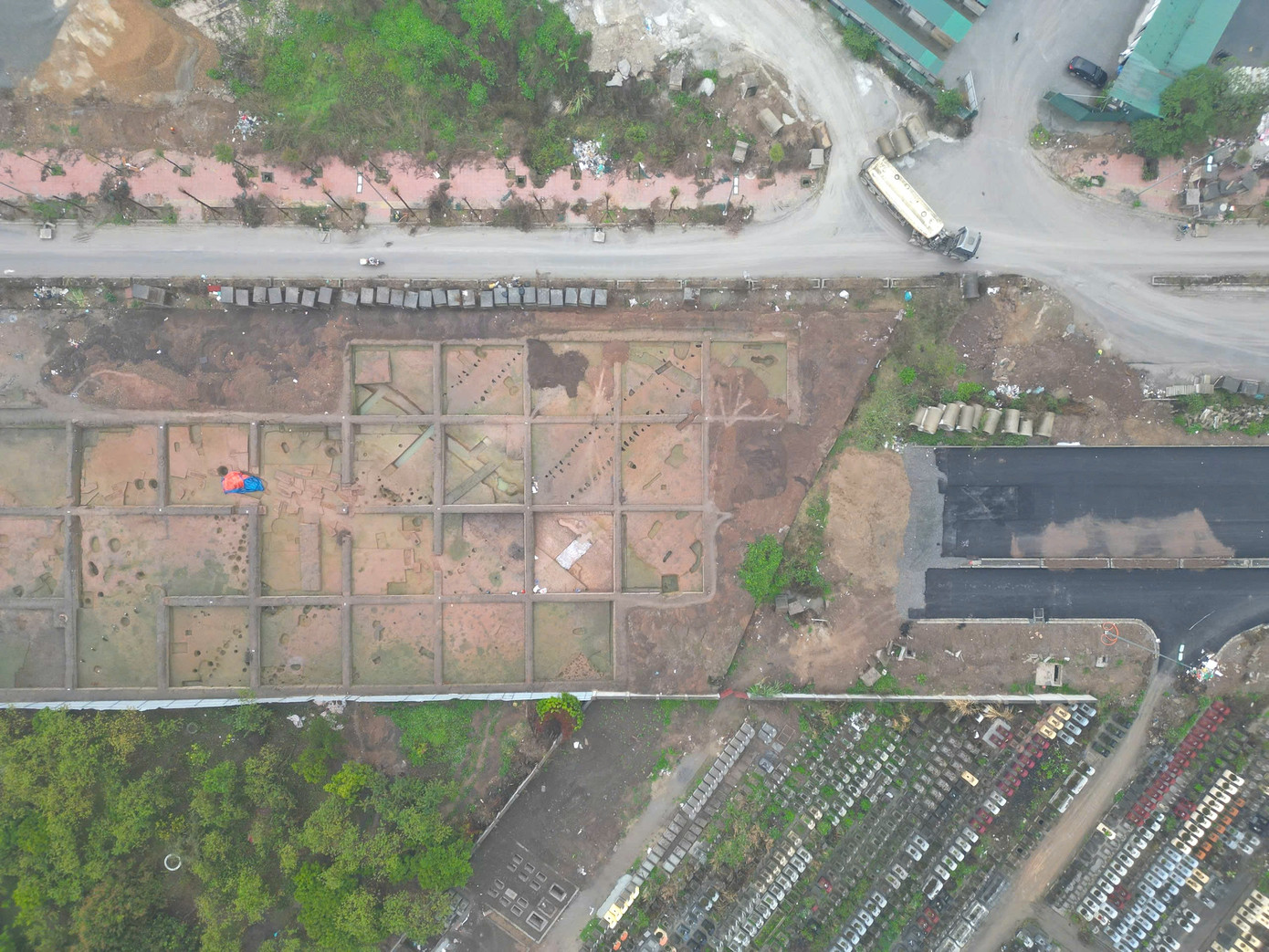 Dù được khởi công từ năm 2019 nhưng đến nay, đoạn từ Km5+020 - Km5+300 vẫn chưa được bàn giao mặt bằng vì vướng Khu di chỉ khảo cổ Vườn Chuối.