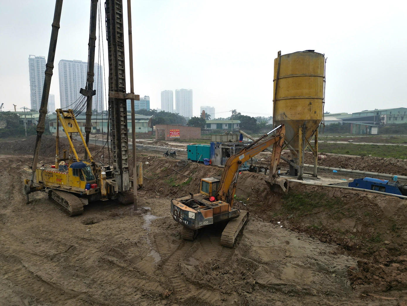 Báo cáo của Ban Quản lý dự án đầu tư xây dựng huyện Hoài Đức cho biết, dự án đường Vành đai 3,5 (giai đoạn 1), được khởi công ngày 28.10.2017, đến nay việc thực hiện ước đạt được 90% khối lượng theo hợp đồng. Trong giai đoạn 2 được khởi công từ 28.1.2019, khối lượng thực hiện dự án ước đạt khoảng 80%. Giai đoạn 3, thời gian thực hiện từ năm 2022-2025 (khởi công ngày 30.6.2023), đến nay thi công đạt khoảng 40% khối lượng.