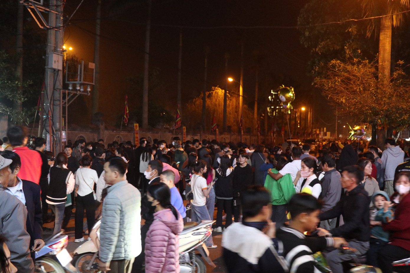 Dòng người từ khắp nơi đổ về Khu di tích Đền Hai Bà Trưng. Dòng người từ khắp nơi đổ về Khu di tích Đền Hai Bà Trưng.