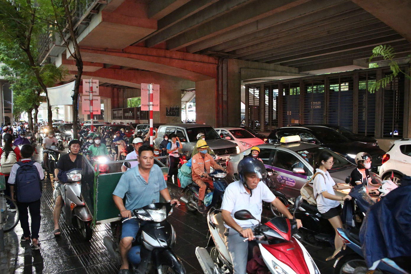 Xe máy dù luồn lách cơ động cùng phải đứng chôn chân dưới trời mưa vì tình trạng giao thông đang trong cảnh "không lối thoát".