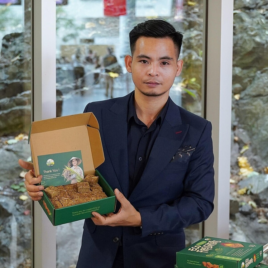 Những sợi rơm đã được Nguyễn Xuân Tài sử dụng để tạo ra sản phẩm mới hữu ích, thân thiện với môi trường, xuất khẩu sang Mỹ, Canada. Những sợi rơm đã được Nguyễn Xuân Tài sử dụng để tạo ra sản phẩm mới hữu ích, thân thiện với môi trường, xuất khẩu sang Mỹ, Canada.