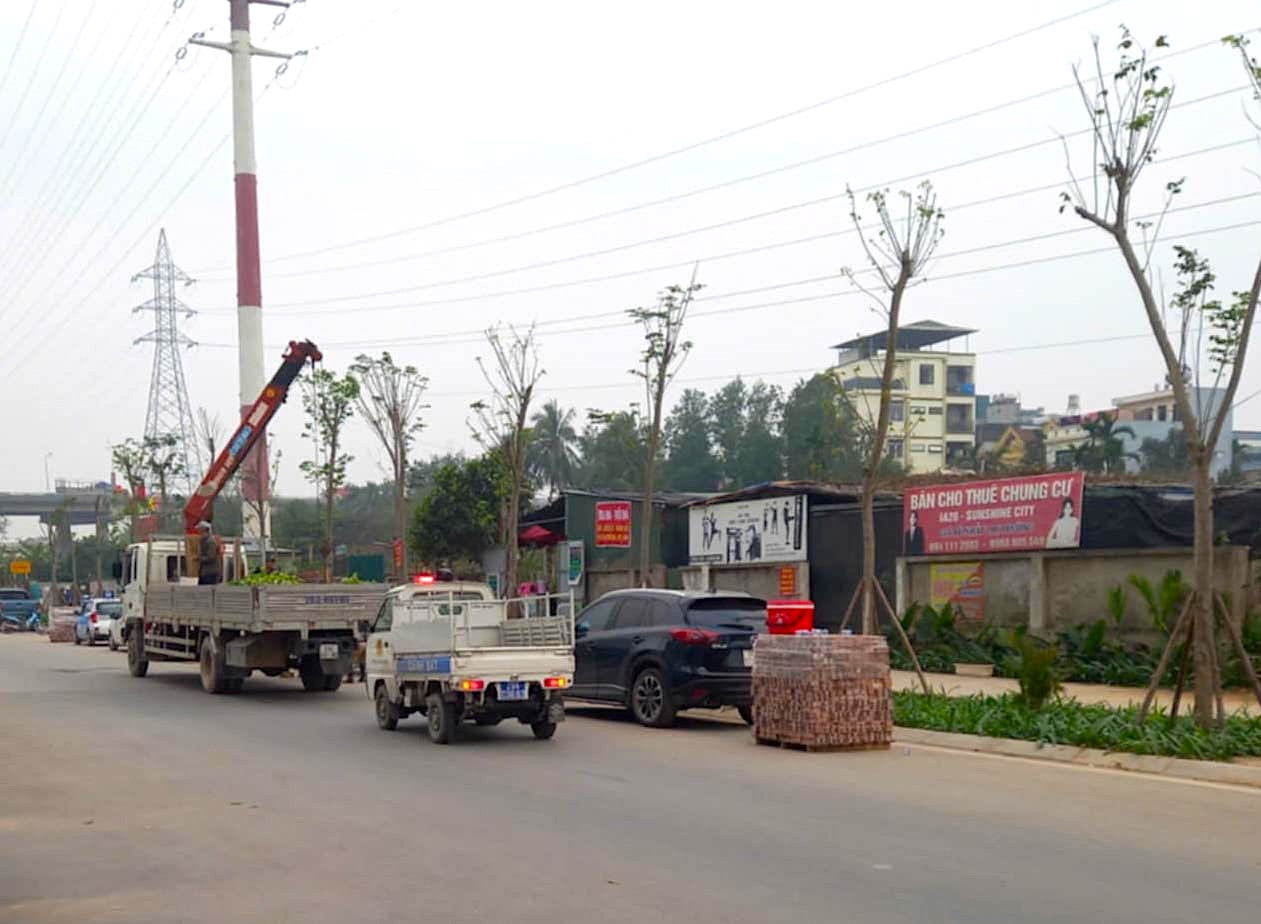 Lực lượng chức năng phải huy động máy cẩu, cẩu những phiến gạch ra để chủ xe di chuyển khỏi vị trí đỗ trên đường. Lực lượng chức năng phải huy động máy cẩu, cẩu những phiến gạch ra để chủ xe di chuyển khỏi vị trí đỗ trên đường.