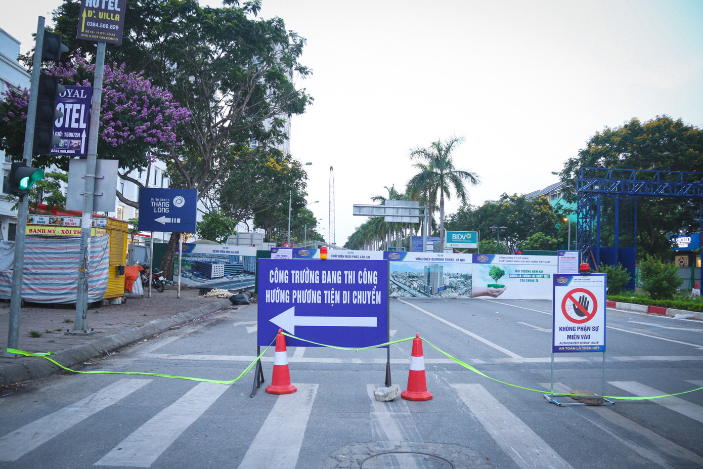 Hơn một tháng nay, công nhân cùng nhiều máy móc đã bắt đầu thi công dự án nút giao khác mức giữa đường Vành đai 3,5 với Đại lộ Thăng Long.