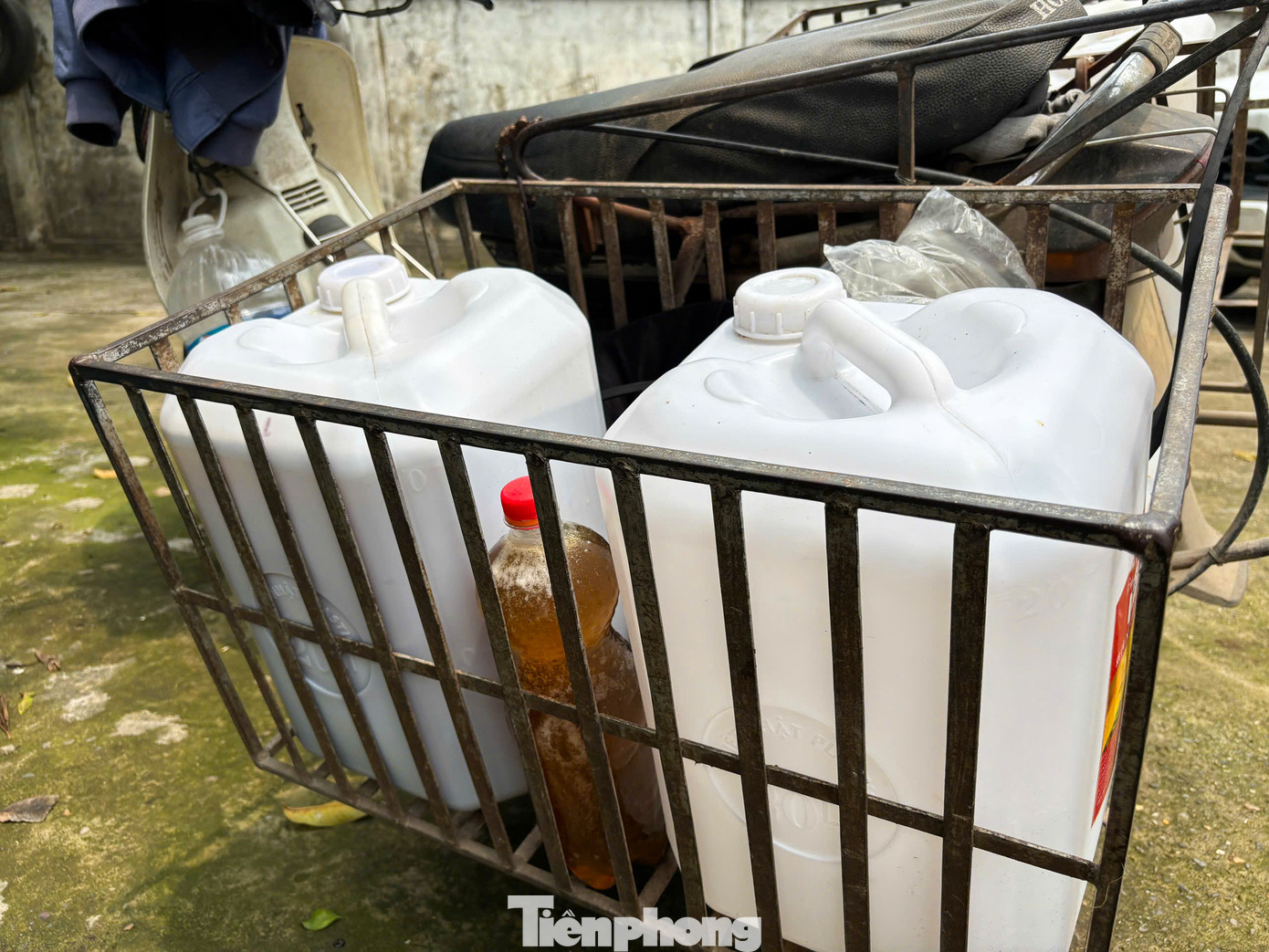 Tận dụng lợi thế tự nhiên, nghề nuôi ong lấy mật của người dân trên địa bàn huyện thời gian qua phát triển mạnh. Đây là nghề không chỉ giúp nâng cao thu nhập, phát triển kinh tế cho nhiều hộ dân mà còn góp phần không nhỏ trong việc bảo vệ môi trường tự nhiên. Tận dụng lợi thế tự nhiên, nghề nuôi ong lấy mật của người dân trên địa bàn huyện thời gian qua phát triển mạnh. Đây là nghề không chỉ giúp nâng cao thu nhập, phát triển kinh tế cho nhiều hộ dân mà còn góp phần không nhỏ trong việc bảo vệ môi trường tự nhiên.