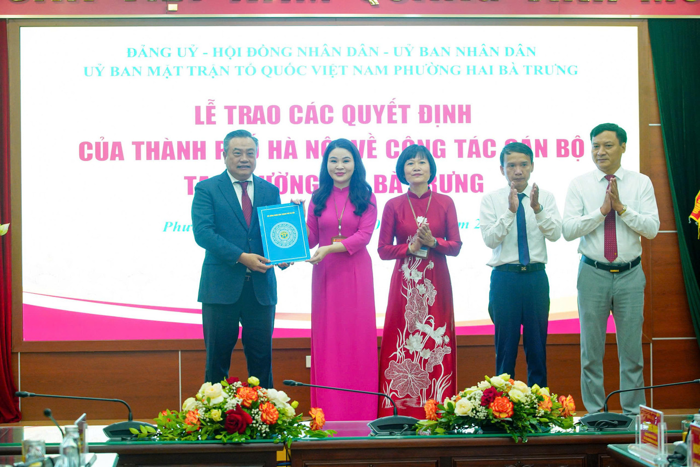 Chủ tịch UBND Thành phố Hà Nội Trần Sỹ Thanh trao quyết định tại phường Hai Bà Trưng. Trong đó, bà Chu Hồng Minh (thứ hai từ bên trái), Bí thư thành Đoàn Hà Nội giữ chức Bí thư Đảng ủy, Chủ tịch HĐND phường. Ông Nguyễn Mạnh Hùng giữ chức Phó Bí thư, Chủ tịch UBND phường.