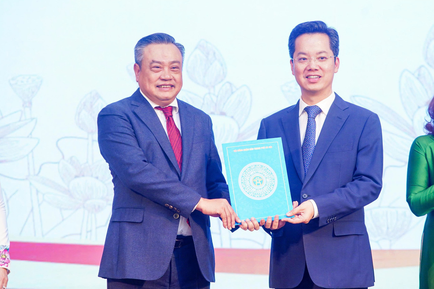 Chủ tịch UBND Thành phố Hà Nội Trần Sỹ Thanh trao quyết định tại phường Hoàn Kiếm. Trong đó, ông Vũ Đăng Định - Bí thư Quận uỷ Hoàn Kiếm (cũ) giữ chức Bí thư Đảng ủy, Chủ tịch HĐND phường. Ông Trịnh Hoàng Tùng - Phó Chủ tịch UBND quận Hoàn Kiếm (cũ) giữ chức Phó Bí thư, Chủ tịch UBND phường. Phường Hoàn Kiếm có diện tích tự nhiên 1,93 km2; quy mô dân số 71.280 người. Trụ sở Đảng ủy, HĐND, UBND, Ủy ban MTTQ của phường Hoàn Kiếm đặt tại địa chỉ 126 phố Hàng Trống (trụ sở của HĐND, UBND quận Hoàn Kiếm cũ).