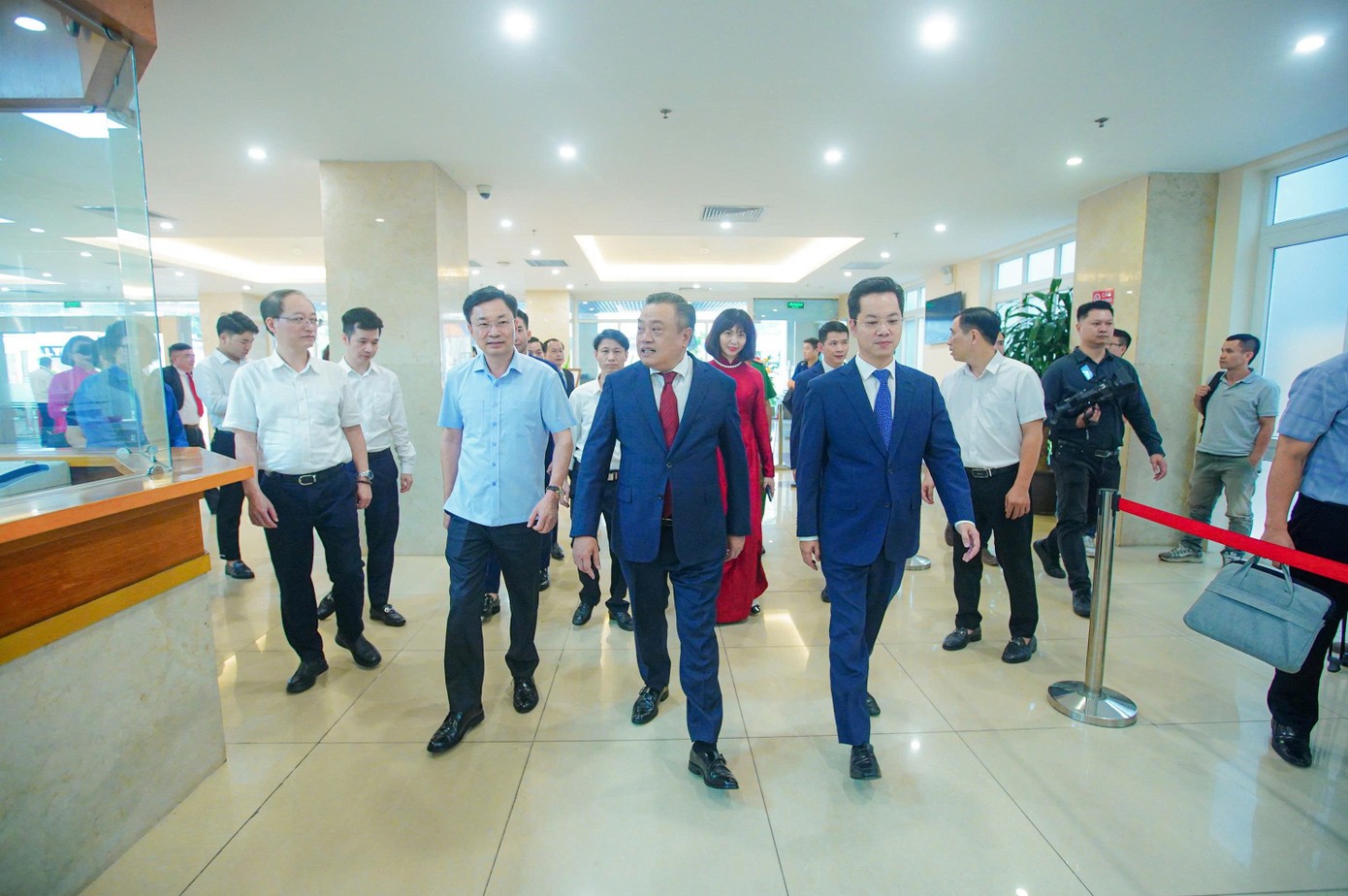 Chủ tịch UBND Thành phố Trần Sỹ Thanh kiểm tra công tác tiếp nhận giải quyết thủ tục hành chính tại phường Hoàn Kiếm chiều 30/6.