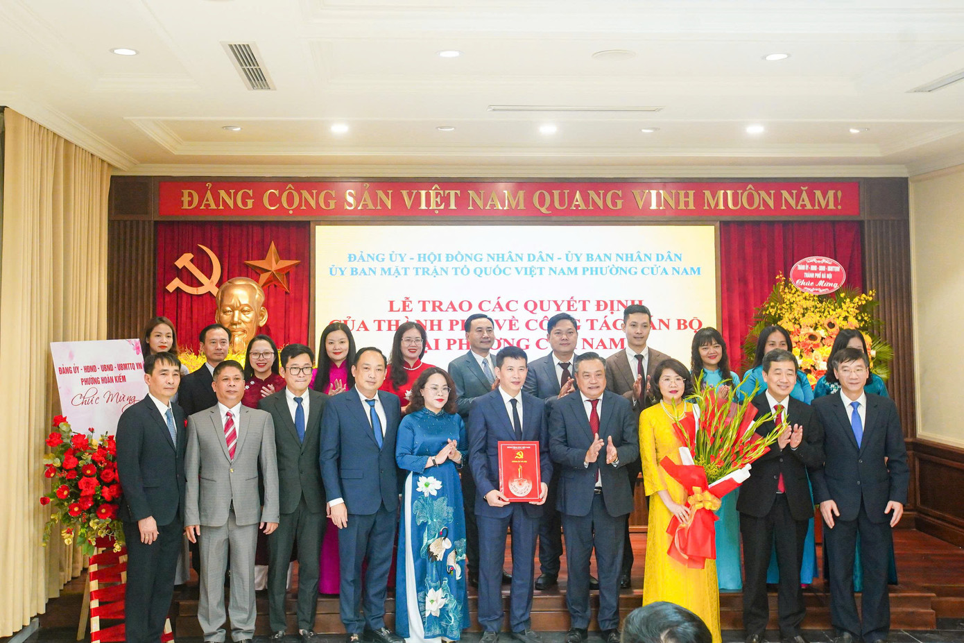 Chủ tịch UBND Thành phố Hà Nội Trần Sỹ Thanh trao quyết định cán bộ tại phường Cửa Nam. Ông Phạm Tuấn Long (người cầm quyết định bìa đỏ) - Chủ tịch UBND quận Hoàn Kiếm (cũ) được bổ nhiệm giữ chức Bí thư Đảng ủy, Chủ tịch HĐND phường Cửa Nam. Phường Cửa Nam có diện tích tự nhiên 1,65 km2; quy mô dân số 66.667 người. Trụ sở Đảng ủy, MTTQ, các tổ chức chính trị - xã hội phường Cửa Nam đặt tại số 21 phố Bà Triệu (trụ sở Quận ủy Hoàn Kiếm cũ).