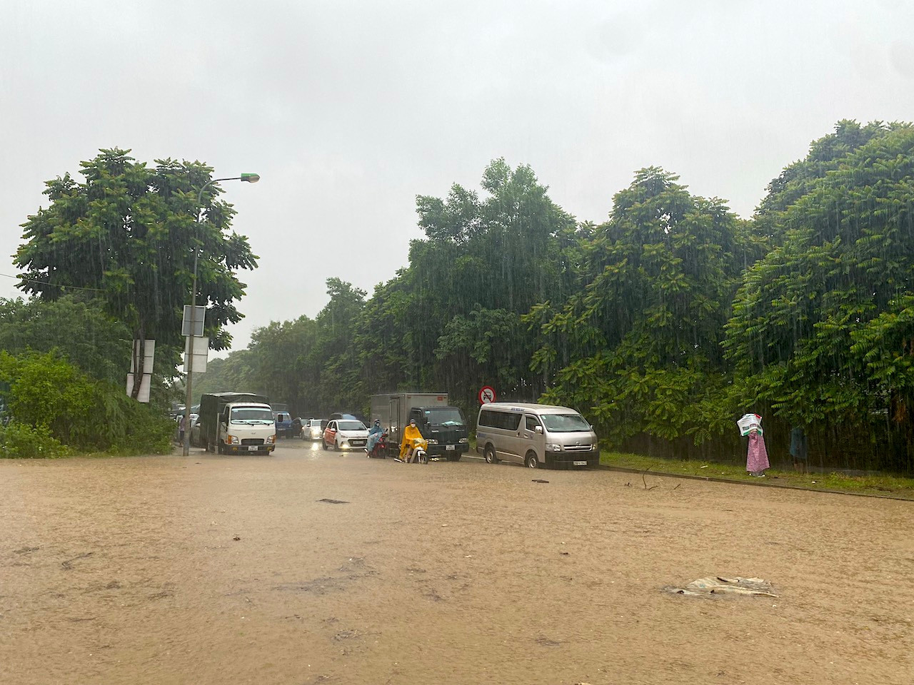 Đoạn ngập sâu nhất là trước cổng chào Thiên đường Bảo Sơn. Nhiều tô chết máy, một số khác "chôn chân tại chỗ" vì không thể di chuyển. Nhiều người dân từ Hòa Lạc đi về nội đô Hà Nội đã phải quay đầu xe.
