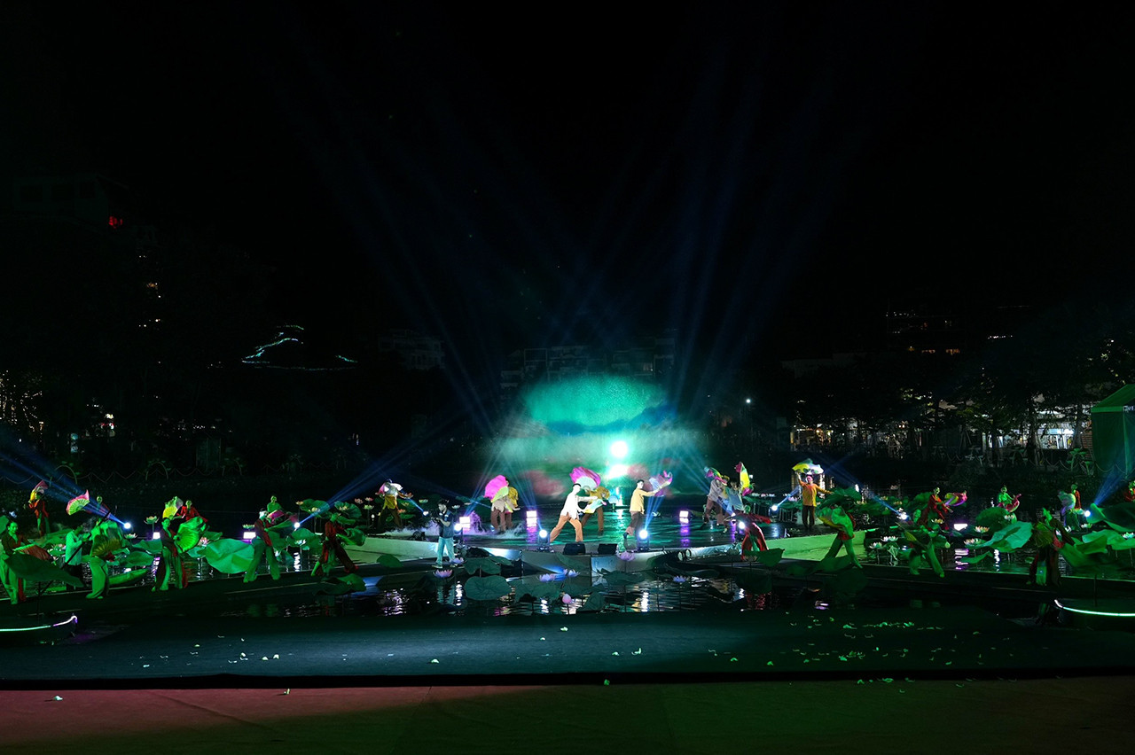 Lễ hội Sen Hà Nội lan tỏa thông điệp tôn vinh vẻ đẹp con người Việt Nam nói chung và người Hà Nội nói riêng. Lễ hội Sen Hà Nội lan tỏa thông điệp tôn vinh vẻ đẹp con người Việt Nam nói chung và người Hà Nội nói riêng.