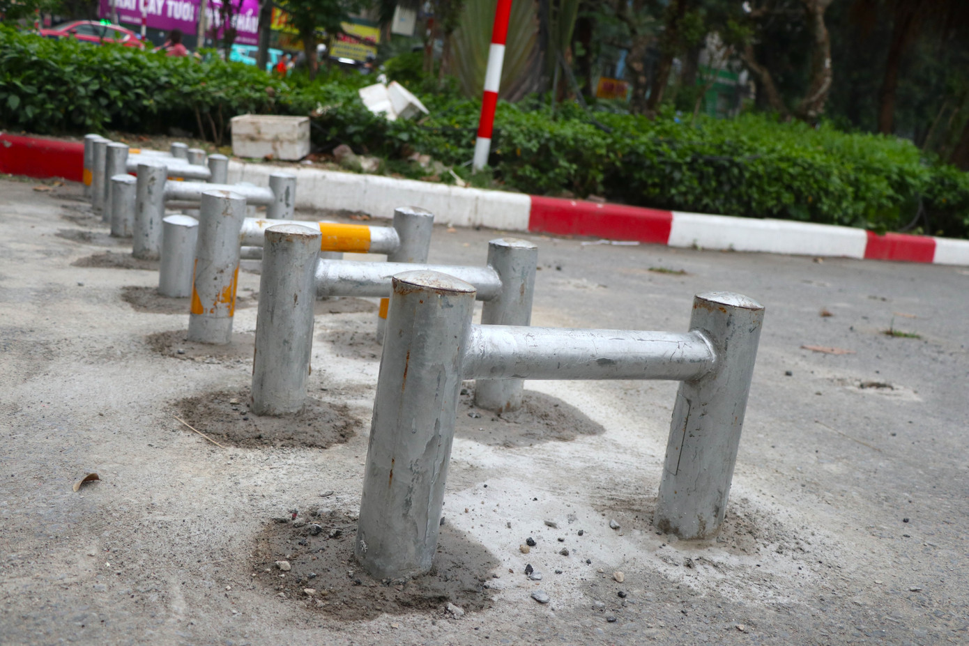 Do hàng rào sắt cũ có thành cao và lắp đặt với mật độ dày nên người đi xe đạp khó tiếp cận được với tuyến đường. Để khắc phục hạn chế này, những ngày qua, đơn vị duy tu, sửa chữa đường giao thông của Sở GTVT Hà Nội đã thay mới các hàng rào thấp và thưa hơn. Do hàng rào sắt cũ có thành cao và lắp đặt với mật độ dày nên người đi xe đạp khó tiếp cận được với tuyến đường. Để khắc phục hạn chế này, những ngày qua, đơn vị duy tu, sửa chữa đường giao thông của Sở GTVT Hà Nội đã thay mới các hàng rào thấp và thưa hơn.