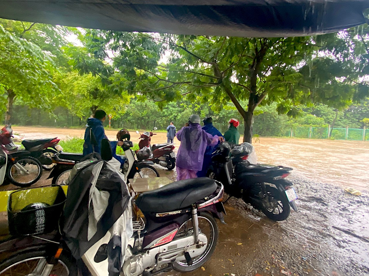 Anh Xuân Trường (ở huyện Hoài Đức, Hà Nội) cho biết: Khu vực này năm nào cũng xảy ra ngập. Hiện tại ở đây còn đang sửa đường ống thoát nước nữa nên càng ngập nặng. Người điều khiển xe máy phải đi đường vòng hoặc đứng chờ nước rút đi. Nhân viên Công ty Cấp thoát nước Hà Nội cắm biển, dùng máy bơm để thoát nước khu vực bị ngập.