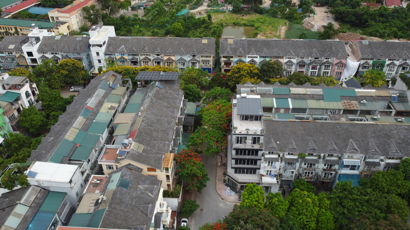 Tại Hà Nội, nhiều năm qua, hàng nghìn biệt thự, nhà liền kề có giá hàng chục tỷ đồng bị bỏ hoang nằm khắp các vùng ven Thủ đô như khu đô thị: Vân Canh, Nam An Khánh, Ledico… Đa phần những căn nhà này đều đã hoàn thành phần thô, xuống cấp theo năm, tháng và được một số đơn vị thuê lại, cải tạo cho sinh viên thuê với giá rẻ. Tại Hà Nội, nhiều năm qua, hàng nghìn biệt thự, nhà liền kề có giá hàng chục tỷ đồng bị bỏ hoang nằm khắp các vùng ven Thủ đô như khu đô thị: Vân Canh, Nam An Khánh, Ledico… Đa phần những căn nhà này đều đã hoàn thành phần thô, xuống cấp theo năm, tháng và được một số đơn vị thuê lại, cải tạo cho sinh viên thuê với giá rẻ.