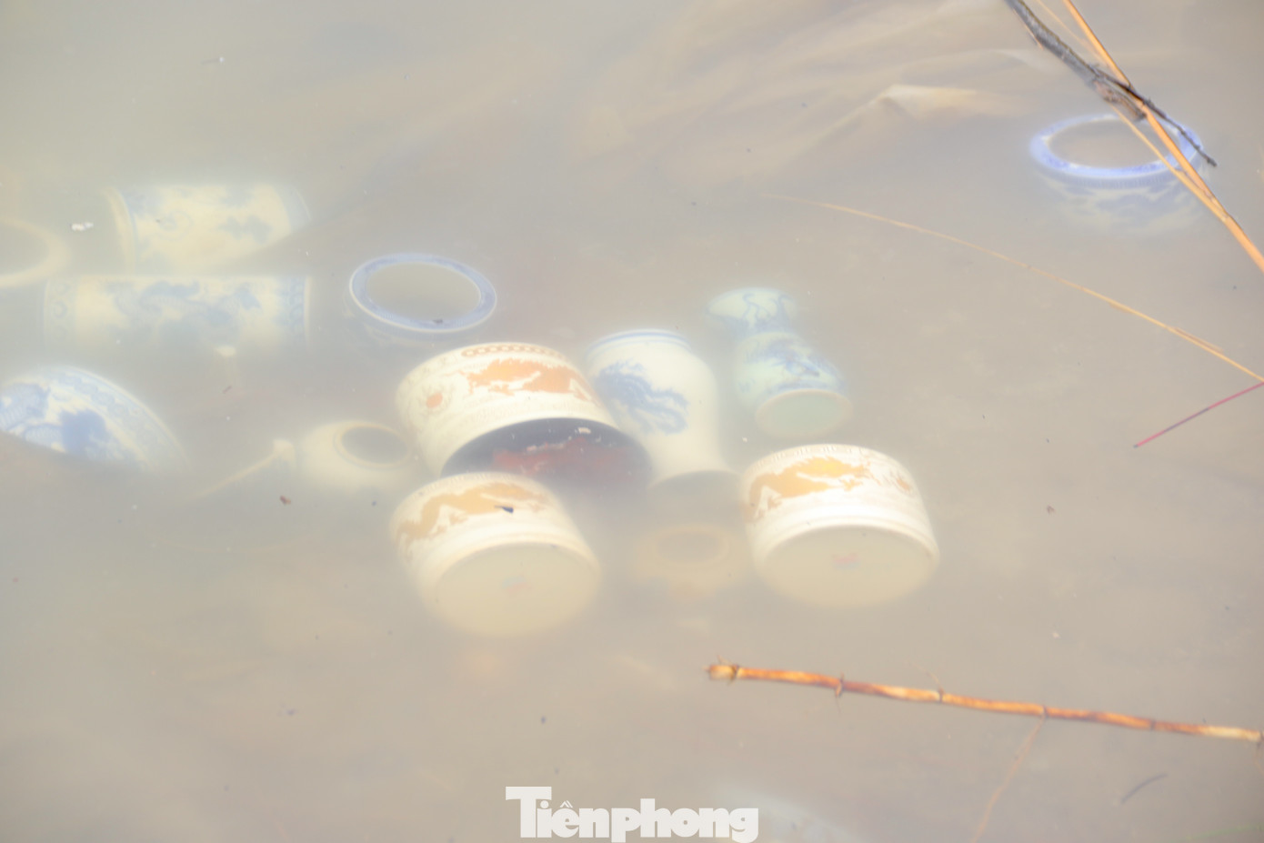 Ghi nhận PV Tiền Phong ngày 22/1 (23 tháng Chạp) khu vực Đền Cô Bơ Bến Bạc, xuất hiện nhiều "rác tâm linh" trôi nổi ven bờ sông Hồng. Ghi nhận PV Tiền Phong ngày 22/1 (23 tháng Chạp) khu vực Đền Cô Bơ Bến Bạc, xuất hiện nhiều "rác tâm linh" trôi nổi ven bờ sông Hồng.