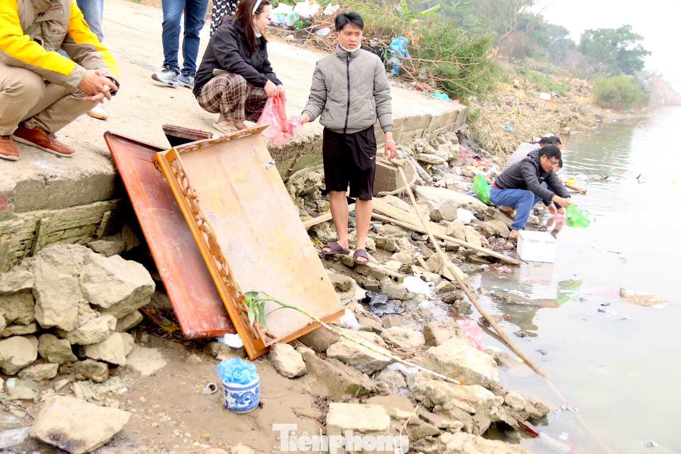 Bàn thờ bị bỏ lại ngổn ngang ven bờ. Bàn thờ bị bỏ lại ngổn ngang ven bờ.