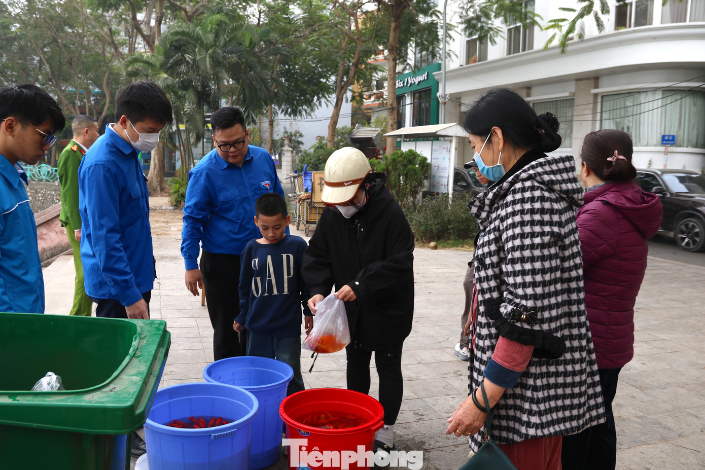 Ngày 23 tháng Chạp, các gia đình chuẩn bị lễ tiễn ông Công, ông Táo về trời. Ngay từ sáng sớm, người dân đã đến các địa điểm quen thuộc ở Hà Nội như hồ Hoàng Cầu, hồ Tây, cầu Long Biên… để thả cá tiễn ông Công, ông Táo về Trời.