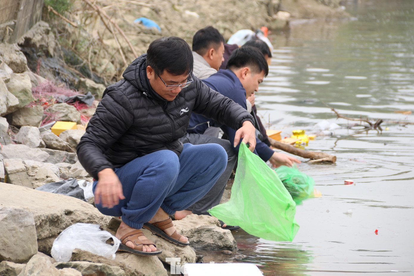 "Năm nào dịp lễ ông Công ông Táo tôi cũng hay ra đây để thả bát hương, đồ phóng sinh sau khi dọn bàn thờ. Tôi muốn thả ở sông để "mát mẻ", chứ cũng không biết thả đi đâu nữa", anh Minh (Tây Hồ, Hà Nội) chia sẻ. "Năm nào dịp lễ ông Công ông Táo tôi cũng hay ra đây để thả bát hương, đồ phóng sinh sau khi dọn bàn thờ. Tôi muốn thả ở sông để "mát mẻ", chứ cũng không biết thả đi đâu nữa", anh Minh (Tây Hồ, Hà Nội) chia sẻ.