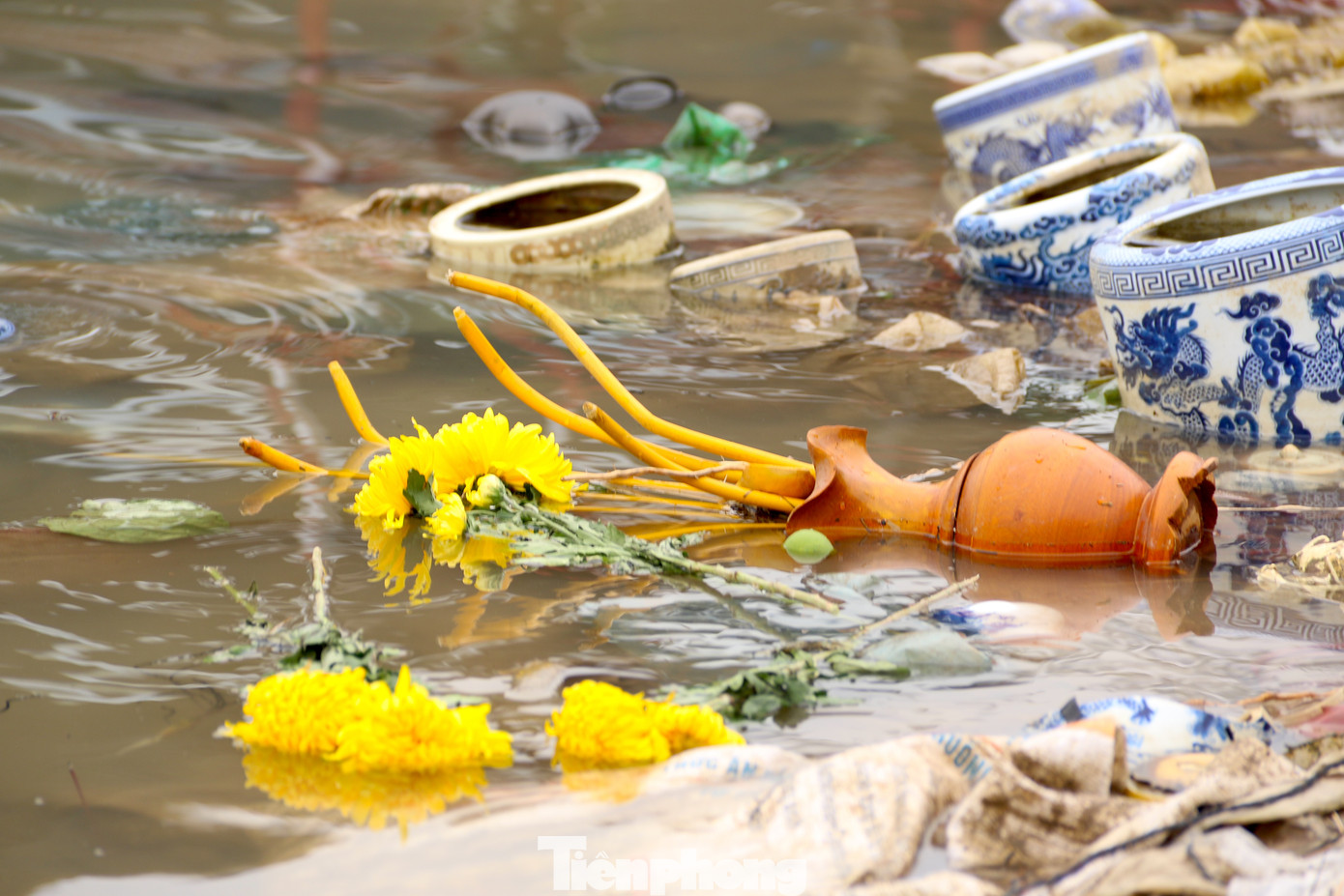 Mùa nước cạn, rác thải bao trùm bờ bãi sông Hồng, bàn thờ, bát hương trôi dạt lổn nhổn khắp nơi. Mùa nước cạn, rác thải bao trùm bờ bãi sông Hồng, bàn thờ, bát hương trôi dạt lổn nhổn khắp nơi.