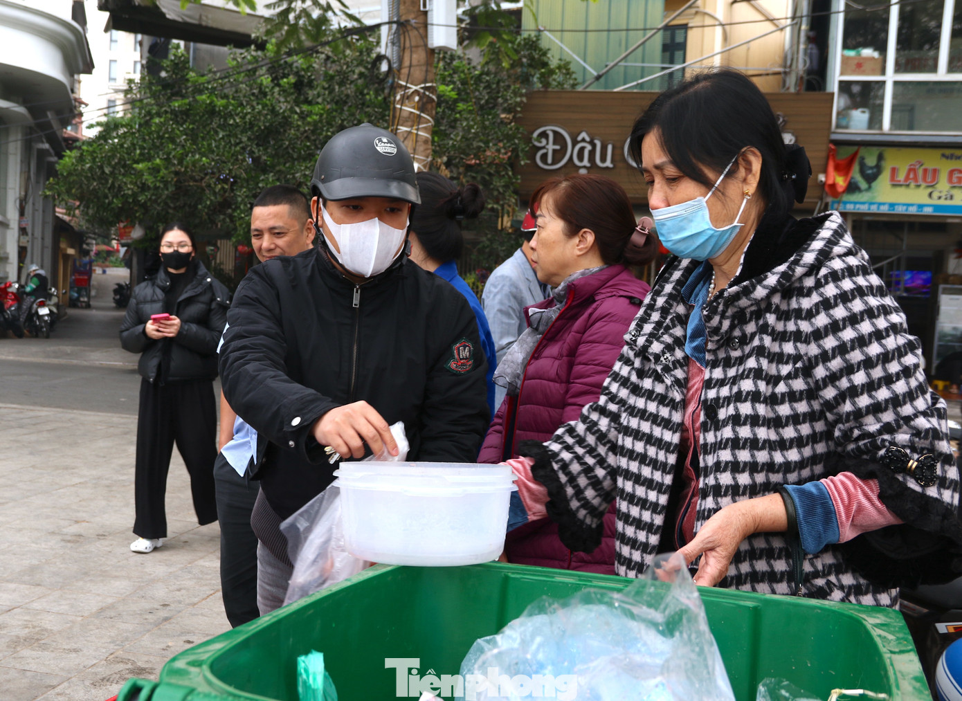 Hoạt động thu gom túi nilong được thực hiện tại các điểm thu gom cá.