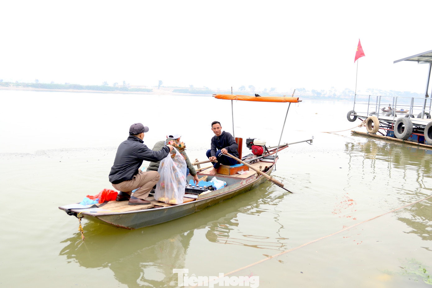 Tại khu vực Bến Bạc, nhiều người dân lựa chọn đi thuyền ra giữa sông để thả cá và bỏ đồ thờ cúng đã qua sử dụng. Tại khu vực Bến Bạc, nhiều người dân lựa chọn đi thuyền ra giữa sông để thả cá và bỏ đồ thờ cúng đã qua sử dụng.