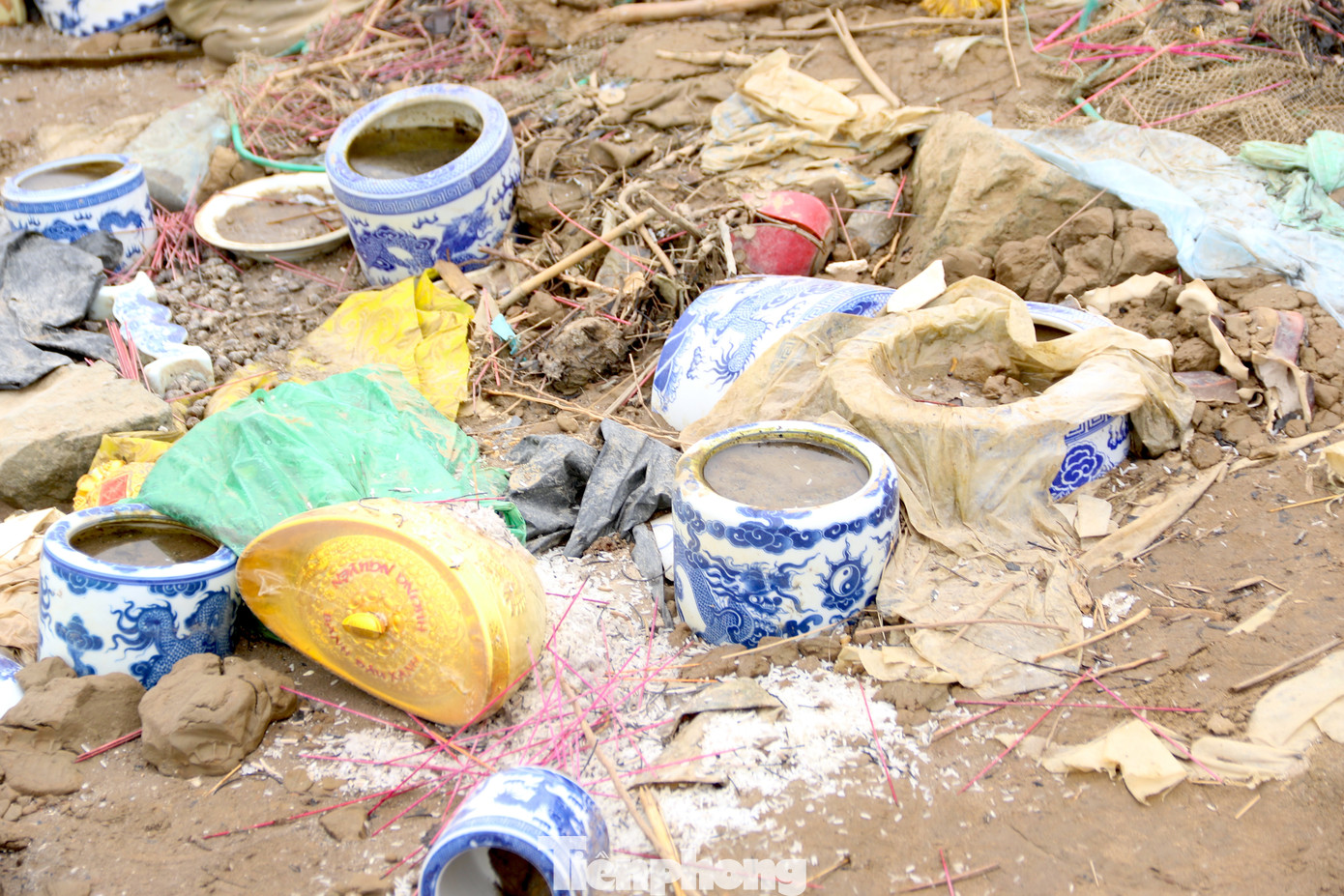 Theo quan niệm của một số người, đồ thờ cúng gia đình bị thay thế mang vất xuống sông, hồ cho "mát mẻ". Tuy nhiên việc làm này vừa gây lãng phí, vừa góp phần làm ô nhiễm môi trường, nhất là môi trường nước. Theo quan niệm của một số người, đồ thờ cúng gia đình bị thay thế mang vất xuống sông, hồ cho "mát mẻ". Tuy nhiên việc làm này vừa gây lãng phí, vừa góp phần làm ô nhiễm môi trường, nhất là môi trường nước.