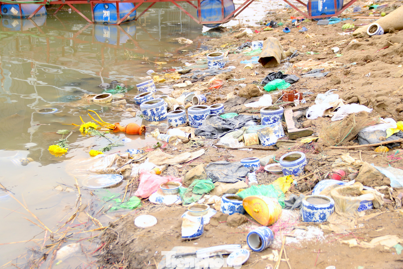 Tại sông Hồng, phía bãi giữa dưới chân cầu Long Biên, nạn đổ bát hương, bàn thờ bừa bãi diễn ra thường xuyên nhiều năm nay, nhất là vào dịp ông Công ông Táo. Tại sông Hồng, phía bãi giữa dưới chân cầu Long Biên, nạn đổ bát hương, bàn thờ bừa bãi diễn ra thường xuyên nhiều năm nay, nhất là vào dịp ông Công ông Táo.