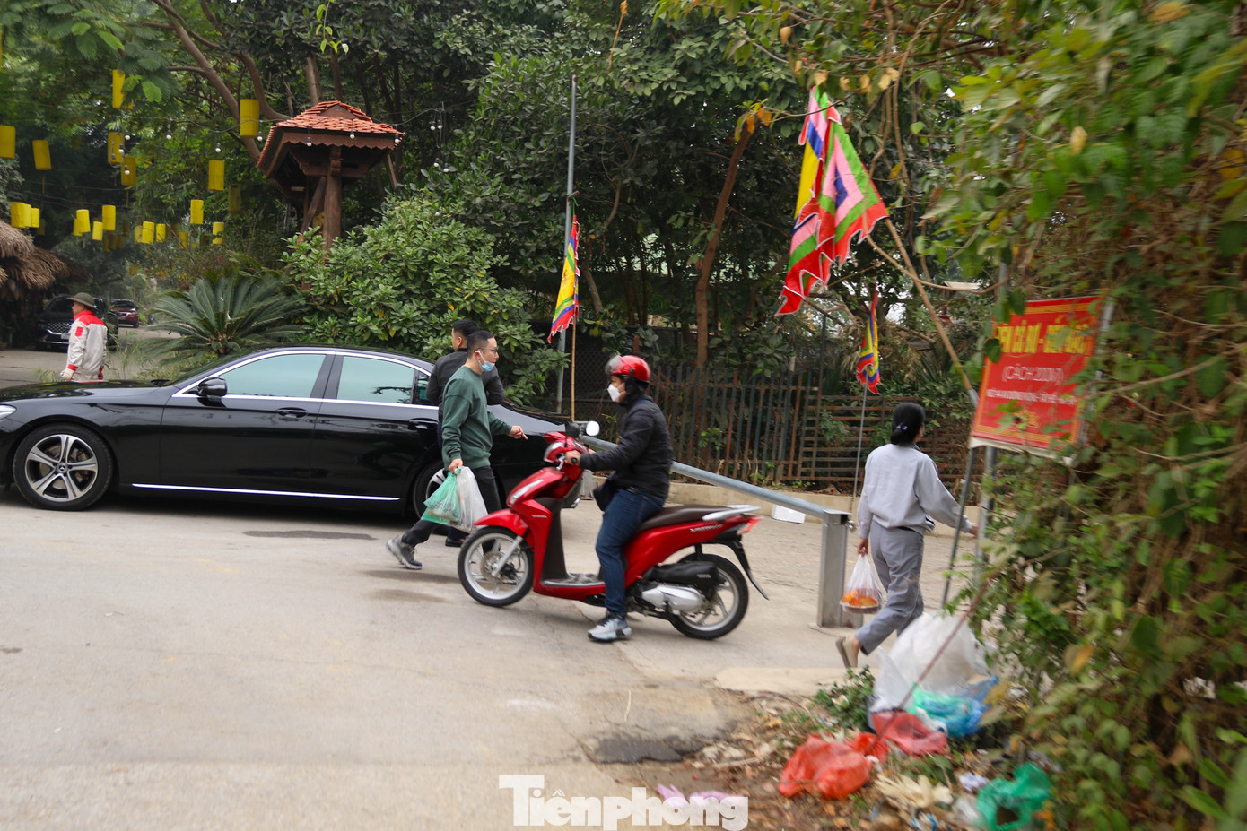 Không chỉ thả cá, nhiều người còn lựa chọn đem chân hương, đồ bao sái bàn thờ thả ra sông. Không chỉ thả cá, nhiều người còn lựa chọn đem chân hương, đồ bao sái bàn thờ thả ra sông.