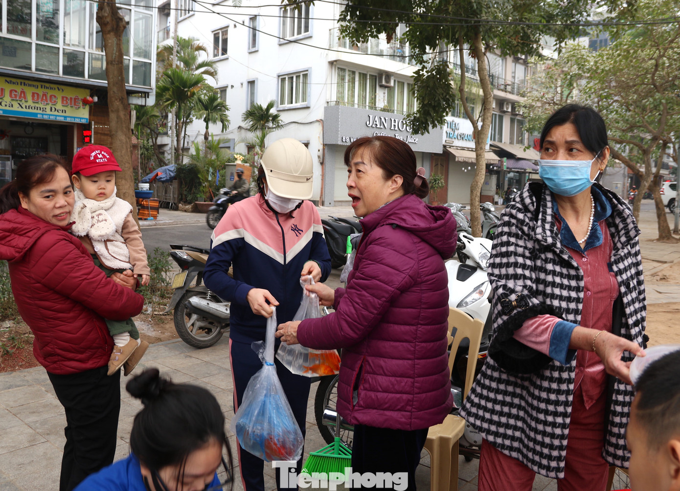 Theo ghi nhận của PV Tiền Phong, lúc 9h sáng ngày 22/1 (23 tháng Chạp), tại đường Vệ Hồ (quận Tây Hồ, Hà Nội), người dân bắt đầu đổ xô về đây để thả cá chép, tiễn ông Công, ông Táo về trời.