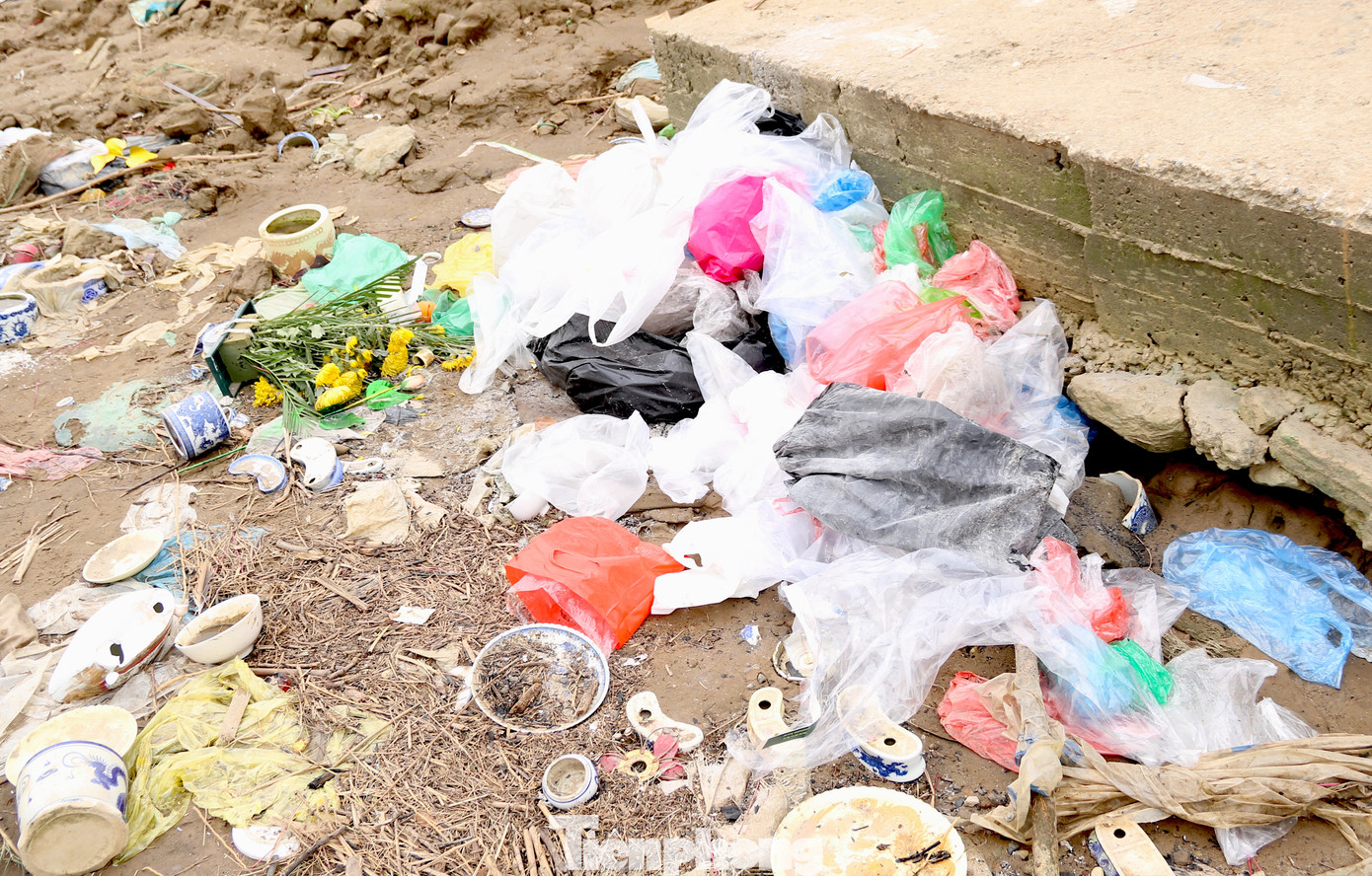 Ngập túi nilong bị bỏ lại ven bờ sau khi người dân thả cá. Ngập túi nilong bị bỏ lại ven bờ sau khi người dân thả cá.