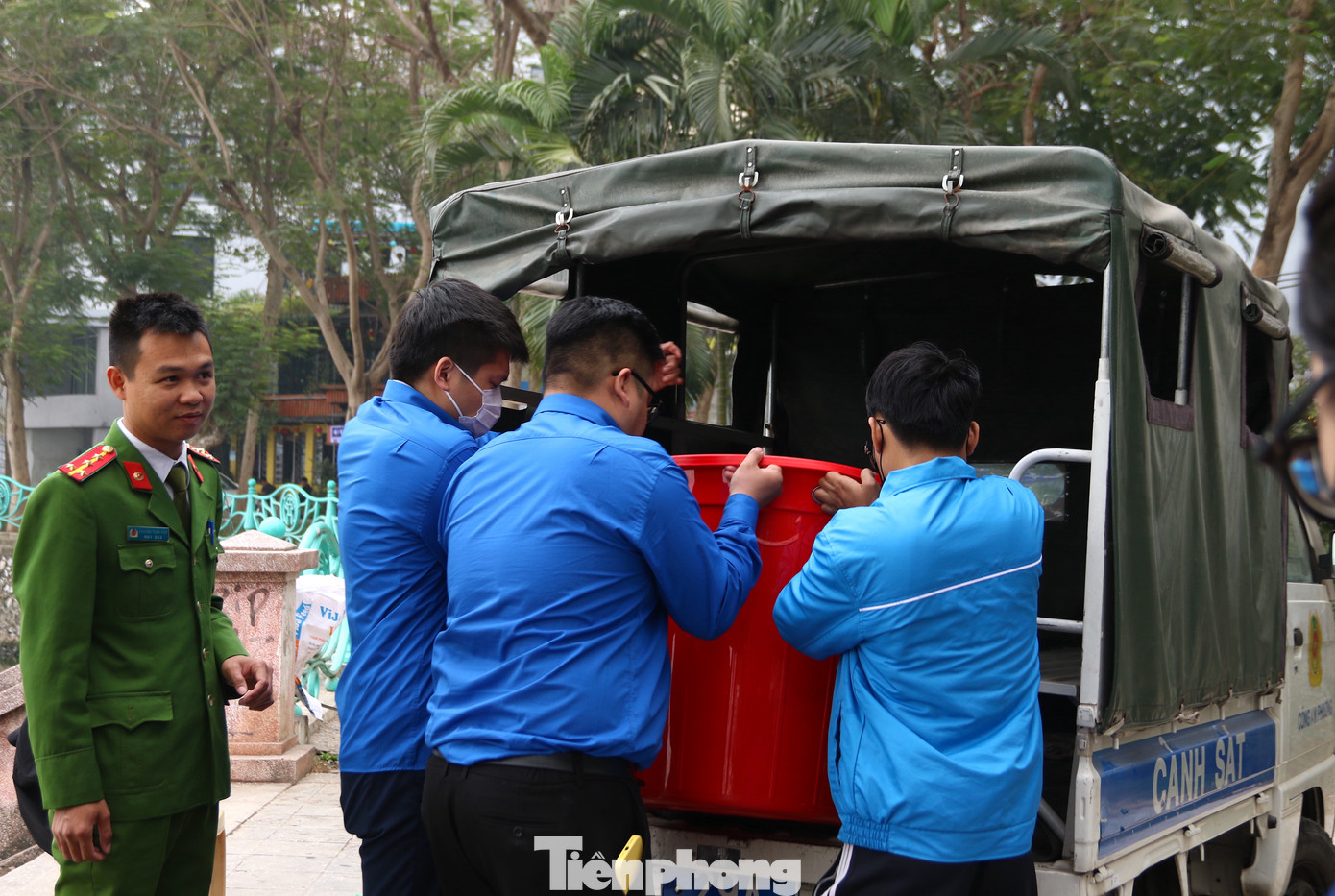 Chính quyền địa phương cũng cắt cử lực lượng công an làm nhiệm vụ, tuyên truyền cho người dân không thả cá.