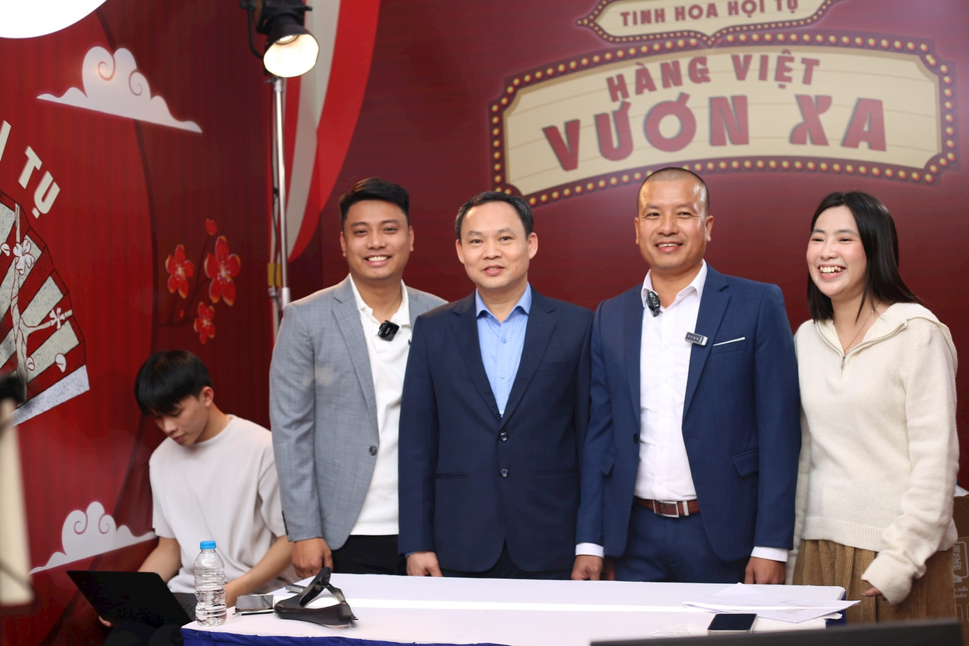 Chủ tịch UBND huyện Phú Xuyên động viên một phiên livestream bán hàng của làng nghề may mặc Vân Từ. Ảnh: Sơn Tùng