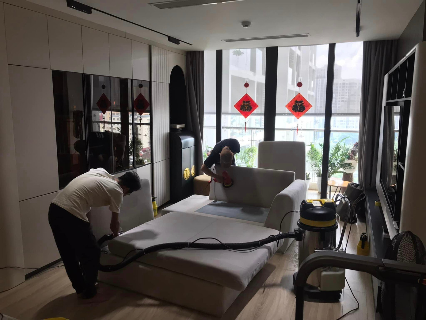 Cùng với việc tân trang lại không gian của ngôi nhà thì sửa sang đồ nội thất được nhiều chủ nhà chú trọng.