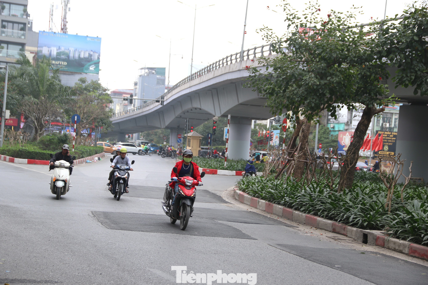 Tình trạng này cũng xuất hiện trên tuyến phố Yên Phụ (quận Tây Hồ). Khu vực thảm mới và mặt đường cũ chênh nhau, các điểm tiếp nối lổn nhổn đá dăm.