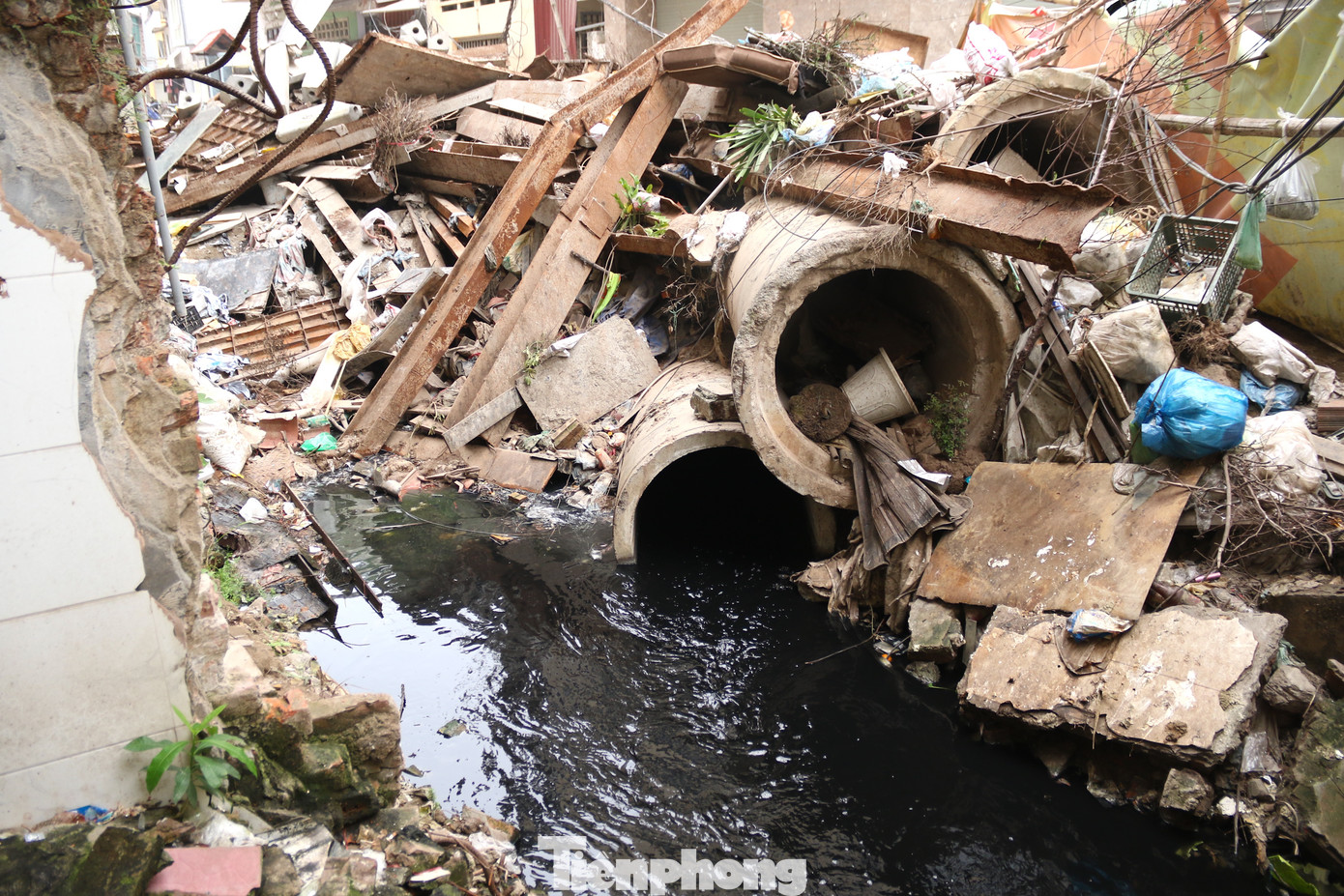 Đặc biệt vào những ngày nắng, dòng nước thải dưới mương đen kịt, kéo theo rác thải sinh hoạt, mùi xú uế bốc lên ảnh hưởng tới cuộc sống, sức khỏe người dân. Người dân phải quây bạt che bớt đoạn mương lộ thiên để giảm bớt ô nhiễm.