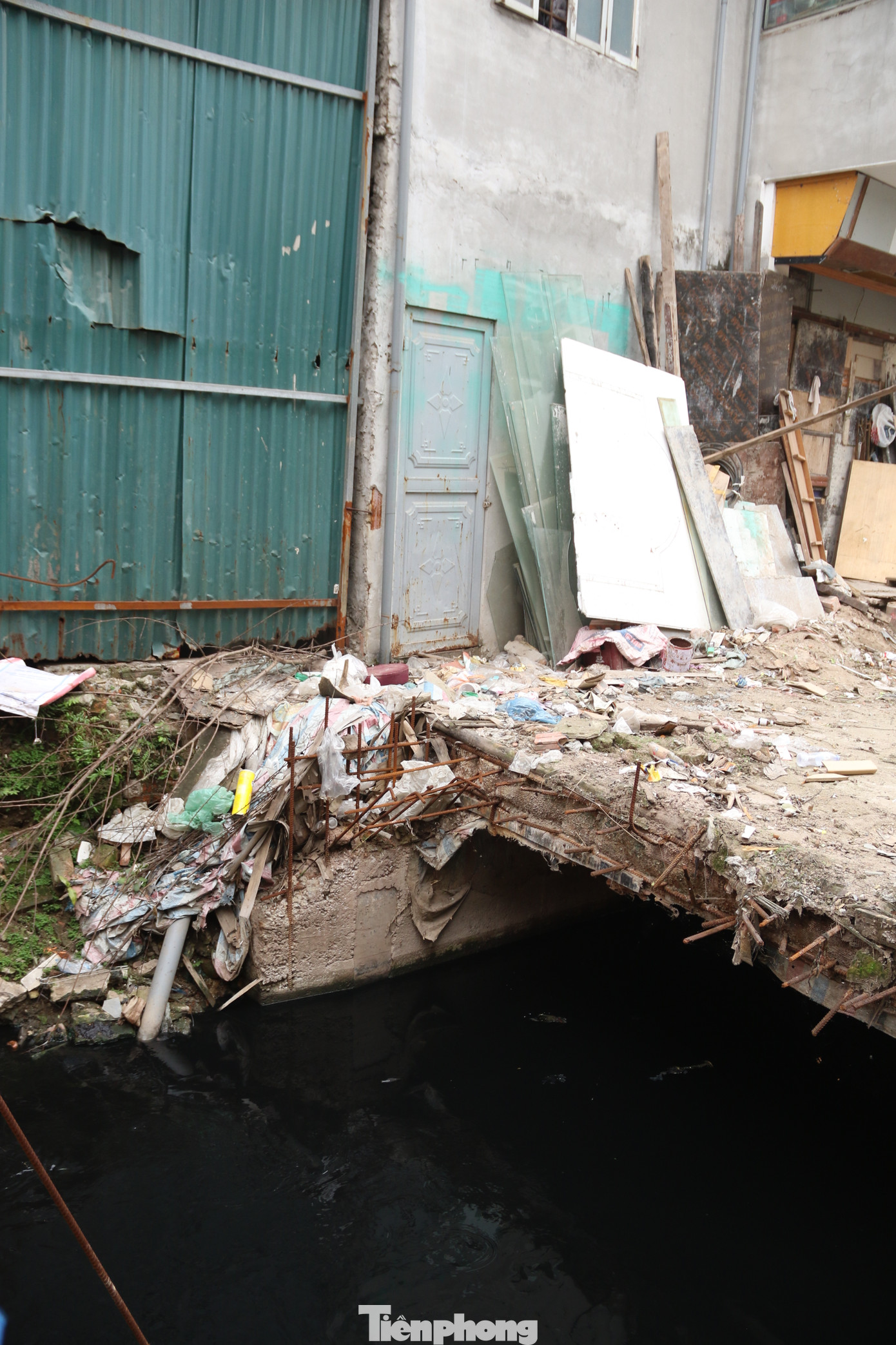 Tình trạng ô nhiễm trầm trọng tại đoạn cống lộ thiên này đã “tra tấn” hàng chục hộ dân sống quanh khu vực này suốt hơn một thập kỷ.