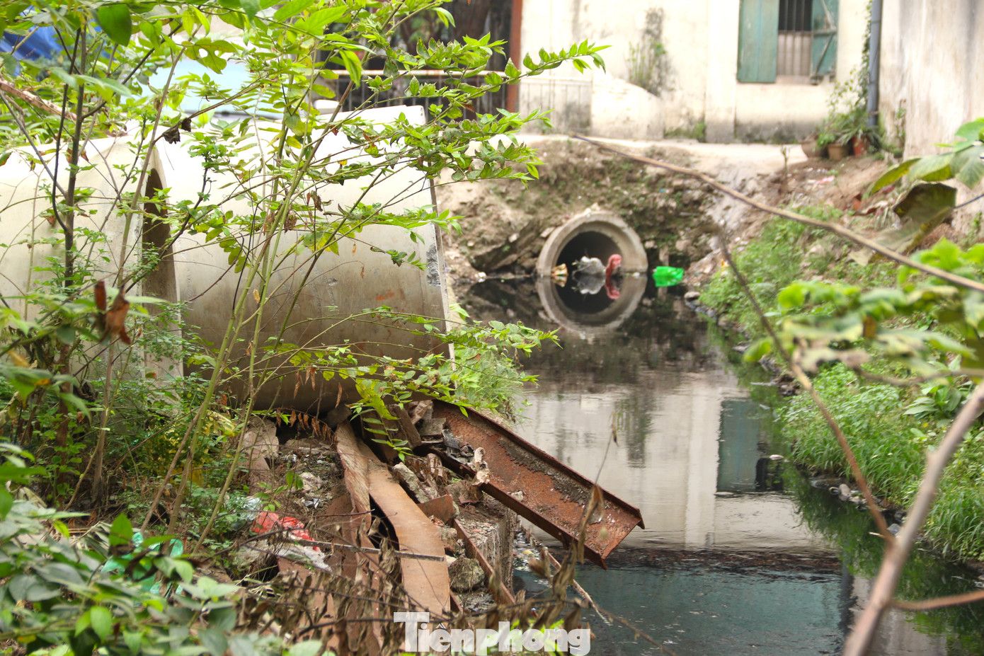 Theo ghi nhận của PV Tiền Phong ngày 12/3, tại khu vực ngõ 167 và 123A phố Thụy Khuê, nhiều hạng mục thuộc dự án cải thiện môi trường được thi công dang dở.