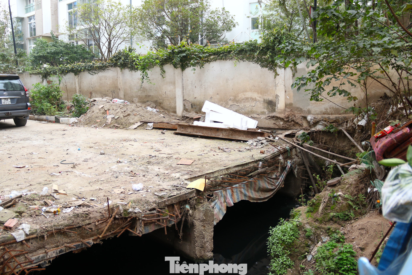 Theo Ban Quản lý dự án đầu tư xây dựng quận Tây Hồ, nguyên nhân chính khiến dự án chậm tiến độ là do tiến độ bàn giao quỹ nhà tái định cư trên địa bàn quận Tây Hồ chậm, chưa thể hoàn thành giải phóng mặt bằng dù các hộ đã đồng thuận bàn giao mặt bằng. Ngoài ra, không gian thi công dự án hẹp do tuyến mương nằm giữa khu dân cư nên phải thi công cuốn chiếu, đoạn nào vướng mặt bằng lại phải dừng lại hoặc thi công thủ công, nên ảnh hưởng đến tiến độ dự án.