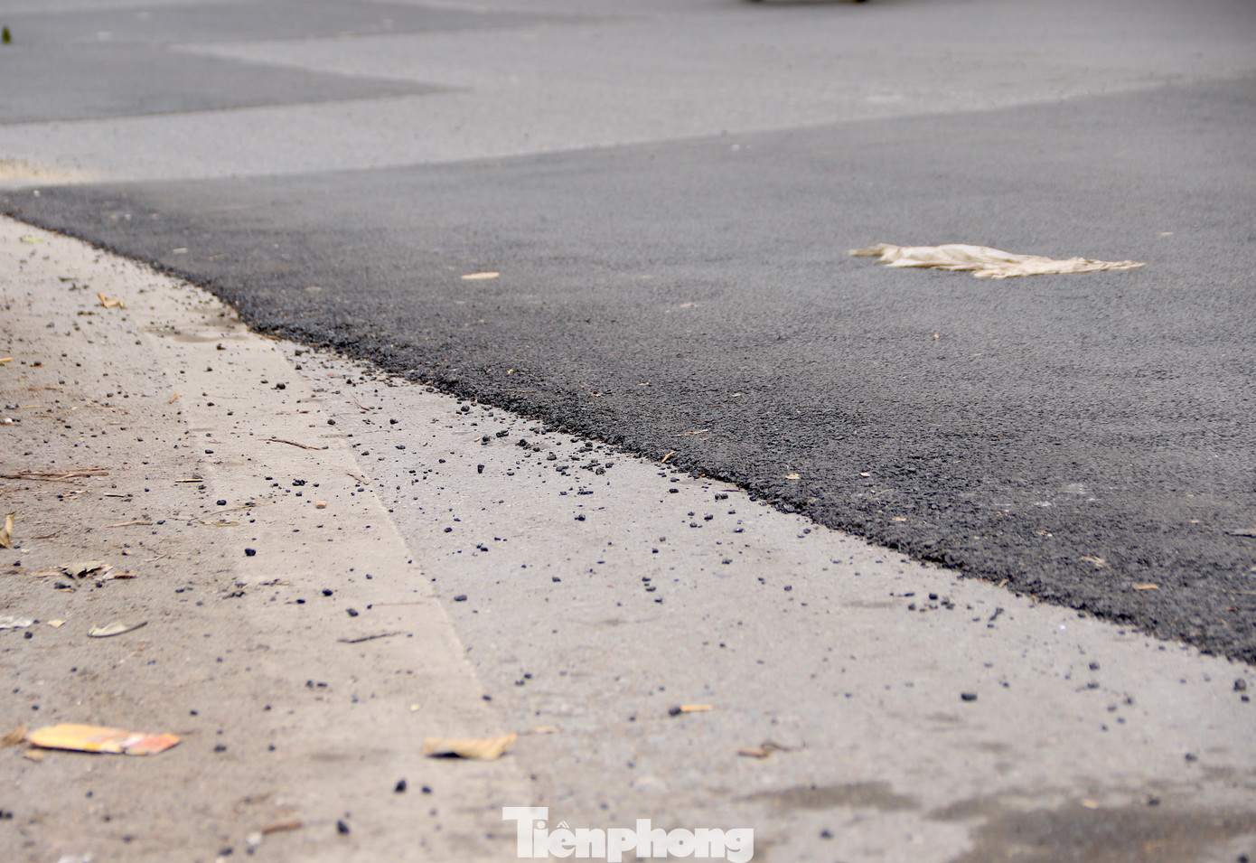 Bằng mắt thường cũng có thể nhìn thấy mặt đường mới được vá cao hơn hẳn mặt đường cũ.