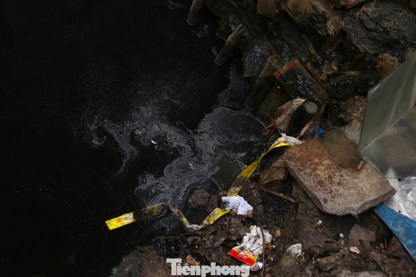 Tuy nhiên đến nay, dự án vẫn thi công kiểu “rùa bò” khiến hàng trăm hộ dân sống dọc con mương này bị ảnh hưởng bởi ô nhiễm.