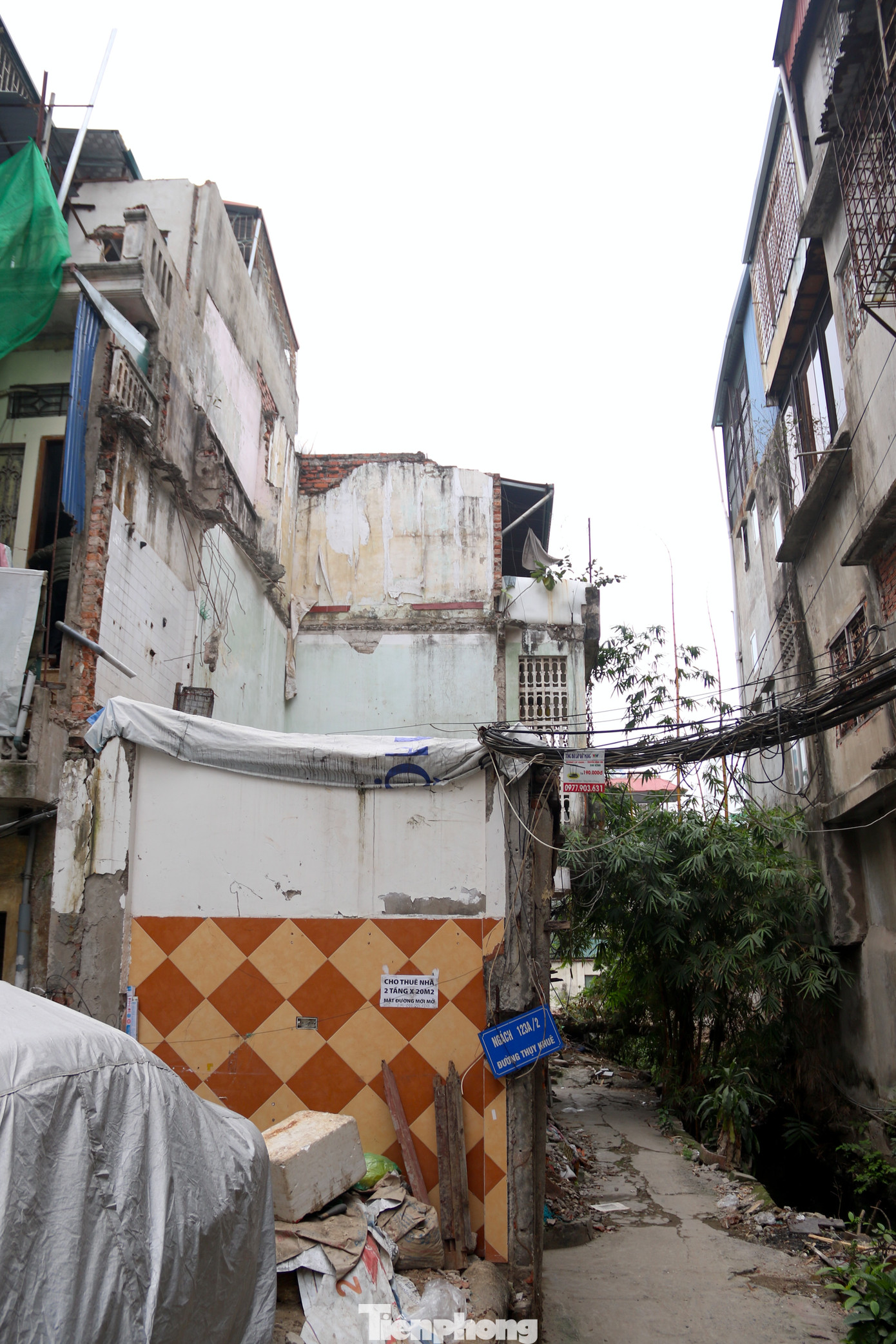 Một số công trình nhà ở của các hộ dân vẫn chưa được giải tỏa phục vụ dự án.