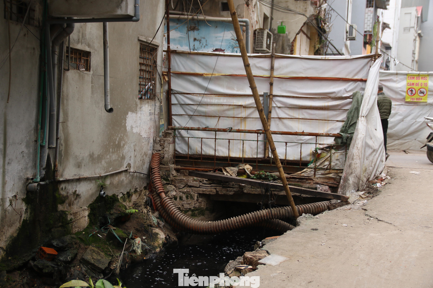 Khu vực mương nằm trong ngõ 123A Thuỵ Khuê, quận Tây Hồ nước thải sinh hoạt đang thải ra hàng ngày khiến nước lòng mương đen kịt, đặc quánh, bốc mùi hôi nồng nặc.