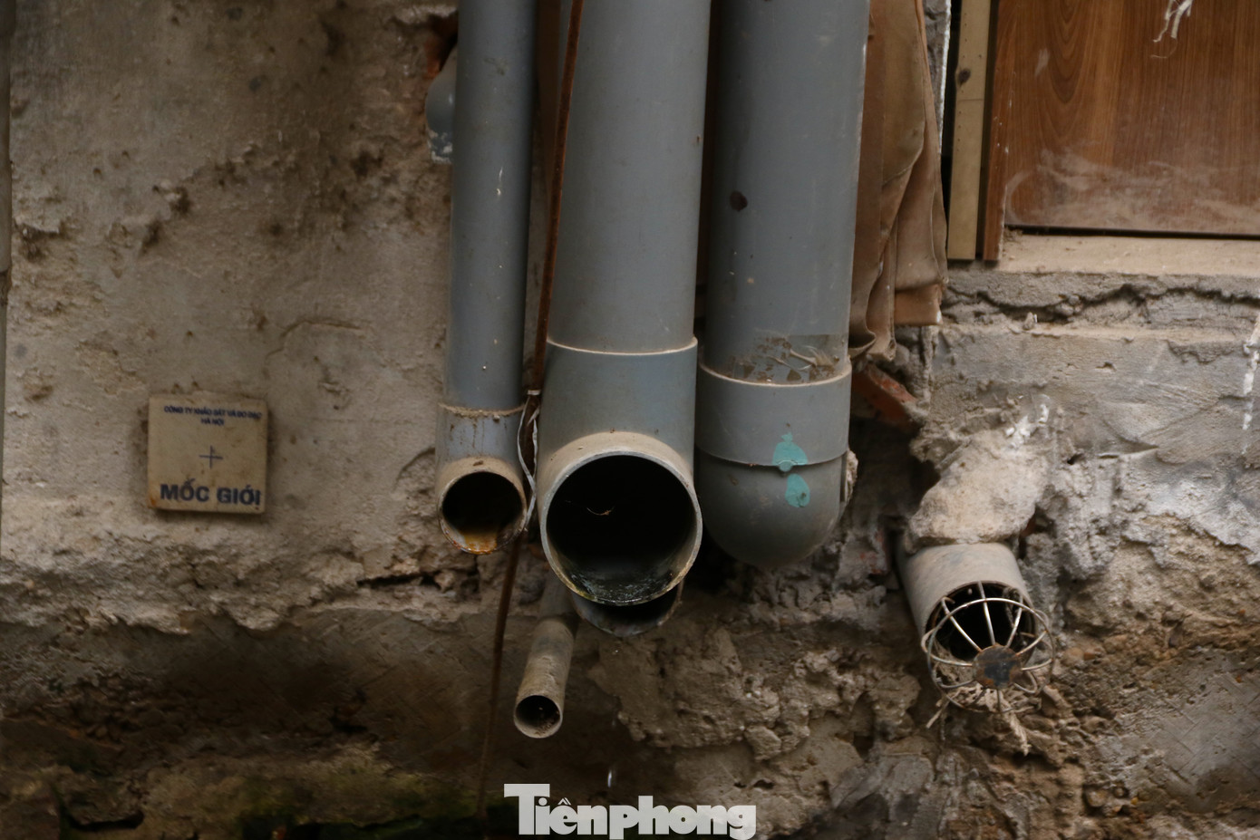 Xung quanh khu vực này tồn tại nhiều điểm tập kết rác thải tự phát, kết hợp cùng các đoạn cống lộ thiên gây mùi hôi thối nồng nặc, ô nhiễm.