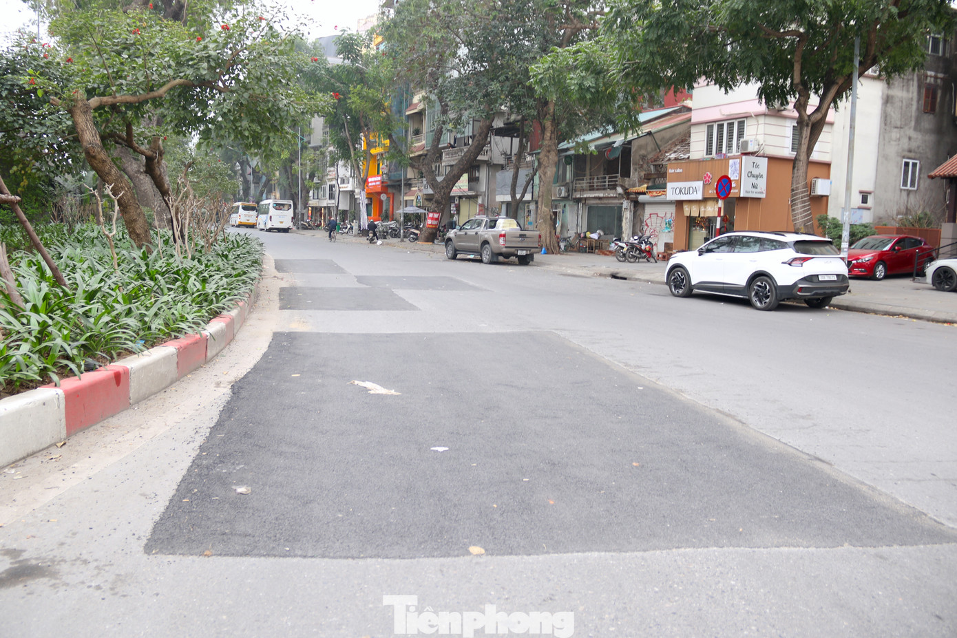 Tình trạng thi công chồng chéo giữa nhiều đơn vị đang khiến mặt đường nhiều tuyến phố ở Hà Nội liên tục bị cắt xẻ, vá víu, lồi lõm một cách nham nhở, khiến mỹ quan đô thị trở nên nhếch nhác, người đi đường cảm thấy bất an.