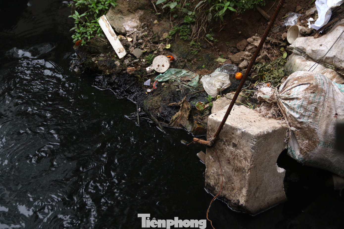 Tuy nhiên đến nay, dự án vẫn thi công kiểu “rùa bò” khiến hàng trăm hộ dân sống dọc con mương này bị ảnh hưởng bởi ô nhiễm.