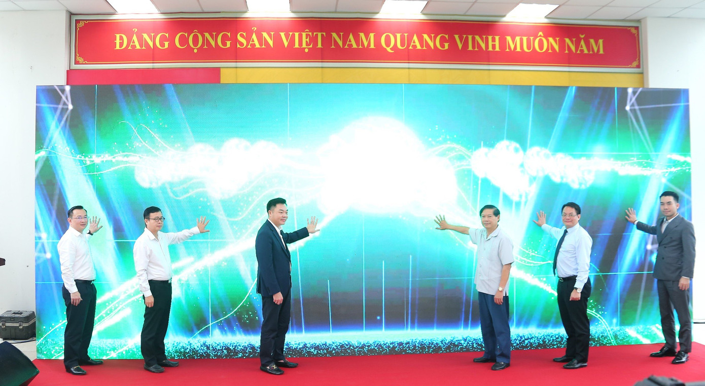 Lãnh đạo Sở GTVT, Trung tâm HPTC và khách mời đặt tay khai trương hệ thống công nghệ thẻ điện tử quét mã.