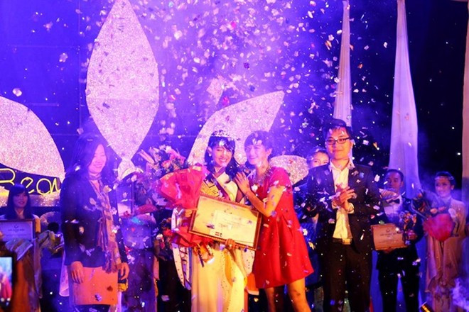 Giây phút đăng quang ngôi vị hoa khôi của Ngọ Hồng Vi. 